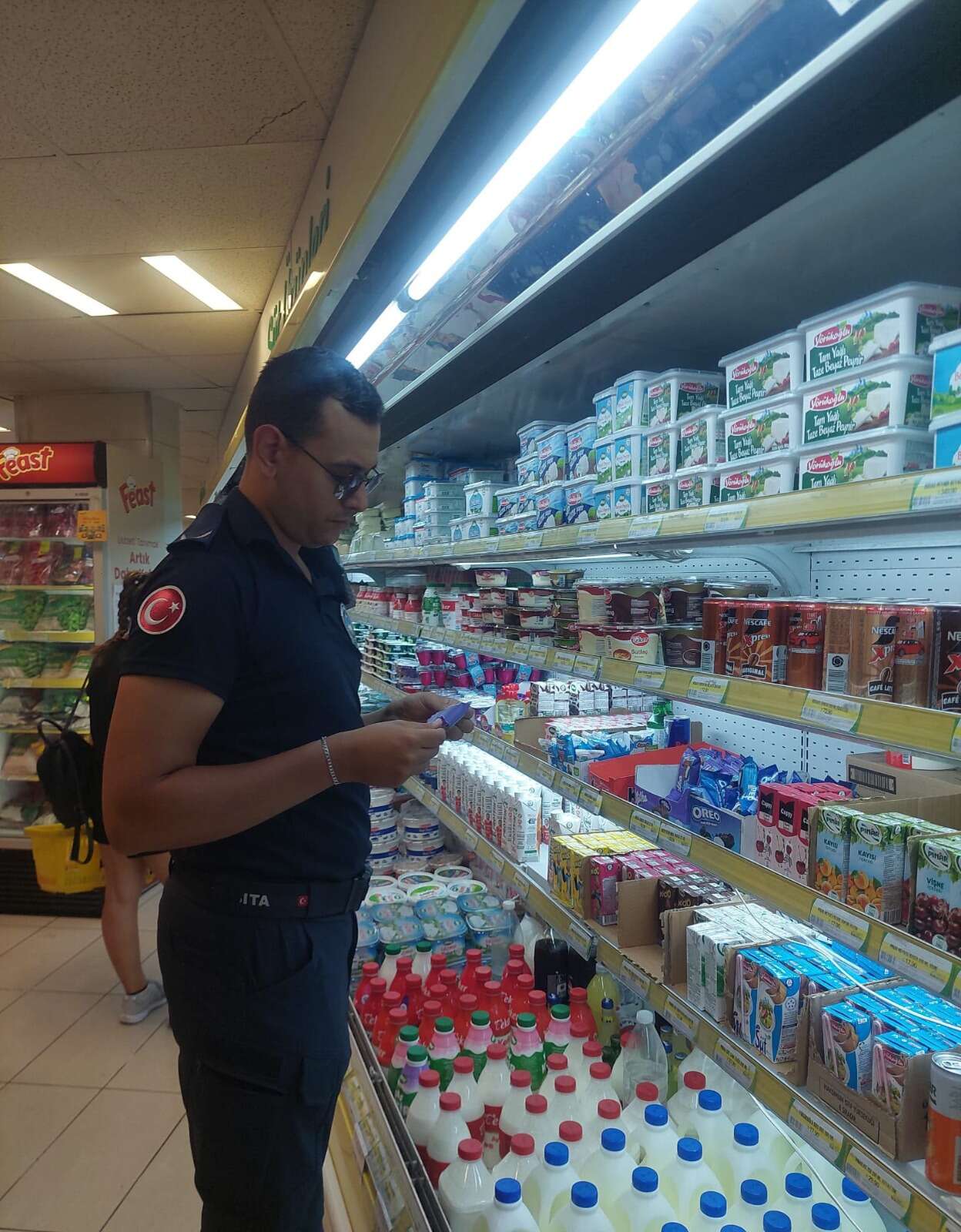Marmaris’te Zabıta Ekiplerinden Zincir Marketlere Denetim: Son Kullanma Tarihi Geçmiş Ürünler Tespit Edildi 3